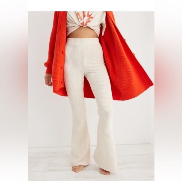 NWT Aerie Groove-On Velour High Waisted Flare Pant Vanilla Large - Picture 1 of 8